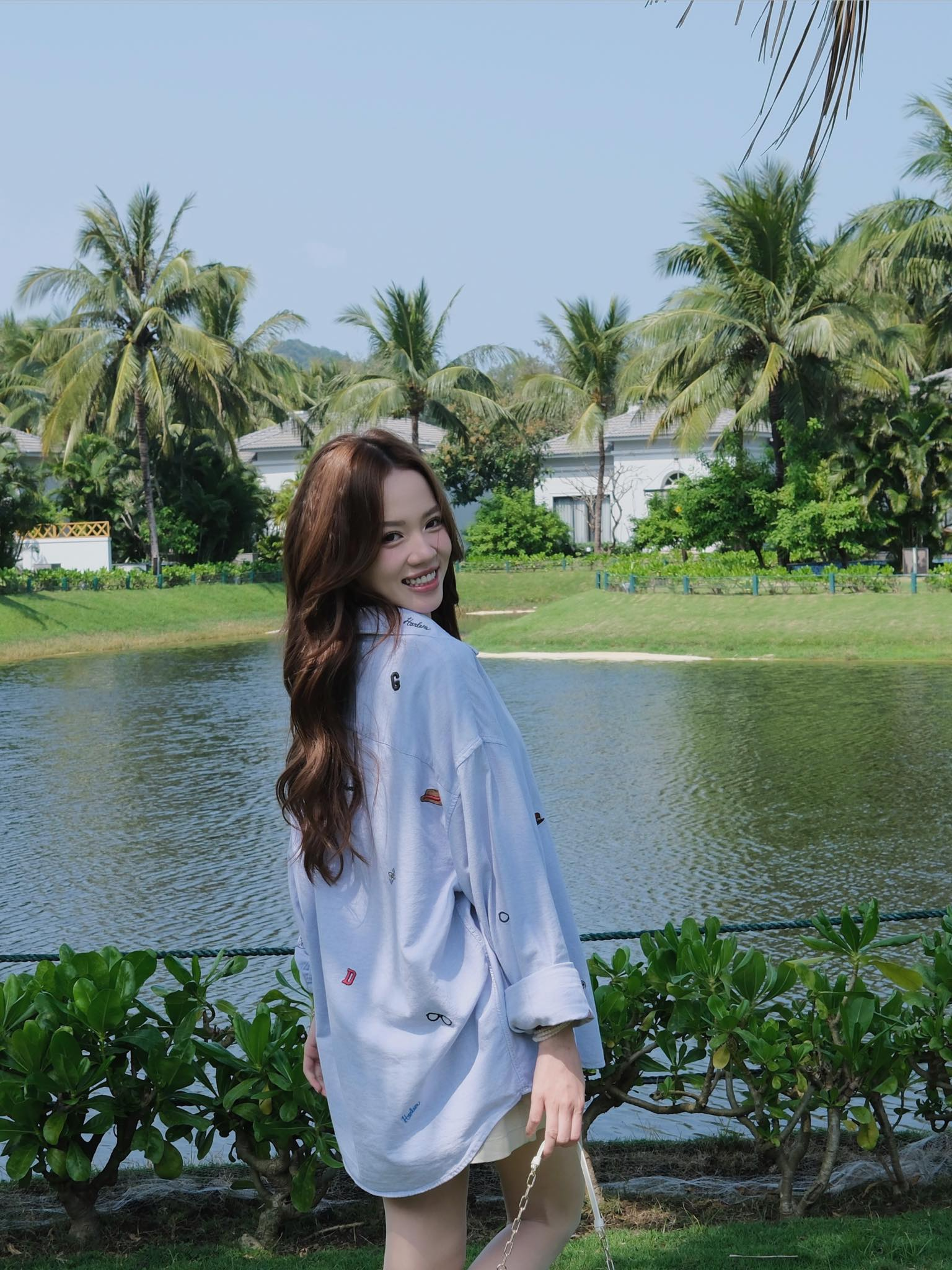 Streamer Mèo Sao Hoả Shares Her Fresh Start After Tough Times 2 Mèo Trái Đất enjoying a moment outdoors