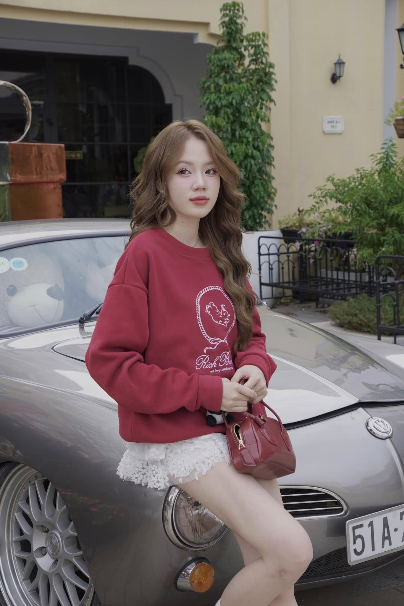Streamer Mèo Sao Hoả Shares Her Fresh Start After Tough Times 4 Mèo Trái Đất posing in casual wear