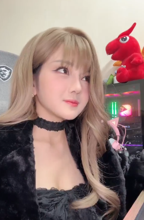 OG Streamer Trang Bít Tết Returns Looking Stunning 4 Trang Bít Tết live stream