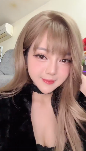 OG Streamer Trang Bít Tết Returns Looking Stunning 2 Trang Bít Tết in stylish outfit