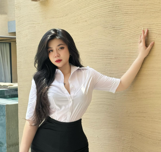 Fans Rush to ID Hot Girl Leaning on Streamer Thầy Giáo Ba 2 Choo Lee's confident sexy photo