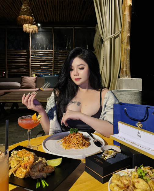 Fans Rush to ID Hot Girl Leaning on Streamer Thầy Giáo Ba 3 Choo Lee showing off her curves