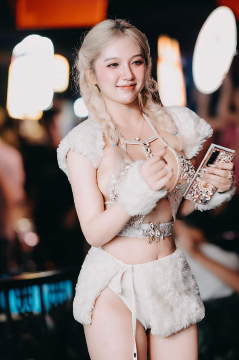 Hanni Lee Stuns Fans with Bold, Sexy New Photos 1 Hanni Lee dancing