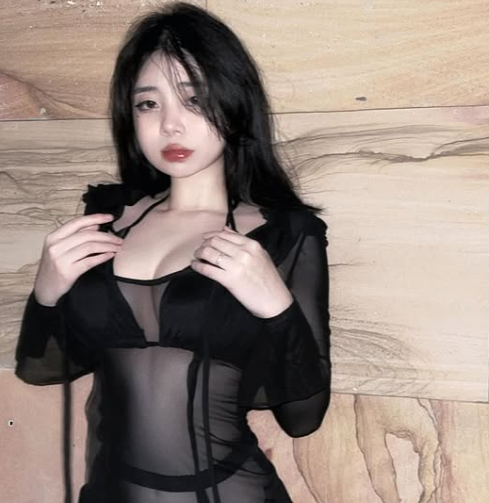 Rising Star Trang Nguyen Stuns with Sexy Style and Confidence 5 Trang Nguyen in a sexy outfit showing off her style