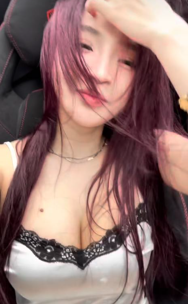 Hot Girl Stuns Fans in 20-Second Supercar Video 3 screenshot 2025 02 17 104203 17397637439101277732391