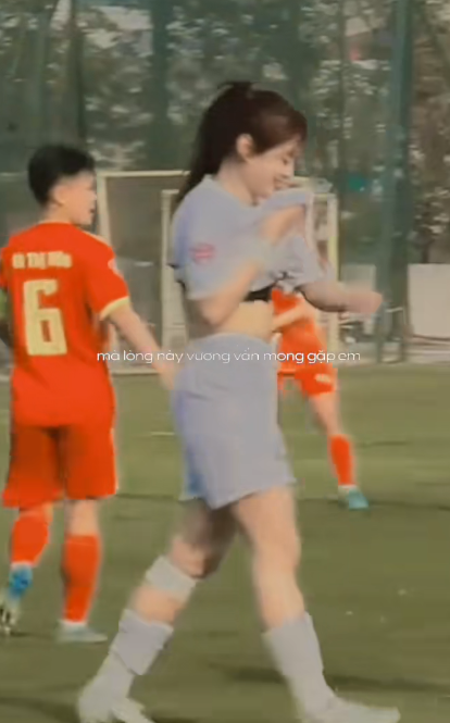 Soccer Star’s Candid Moment Wins Fans’ Hearts 1 Female soccer player wiping sweat on field