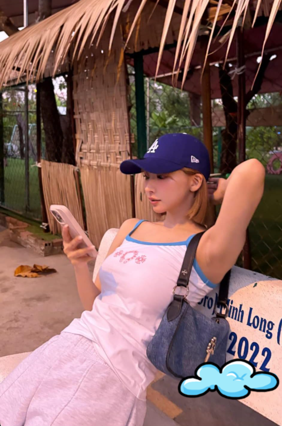 Yua Mikami Surprises Fans with Photos from Vietnam 3 Stone bench with Vietnamese text