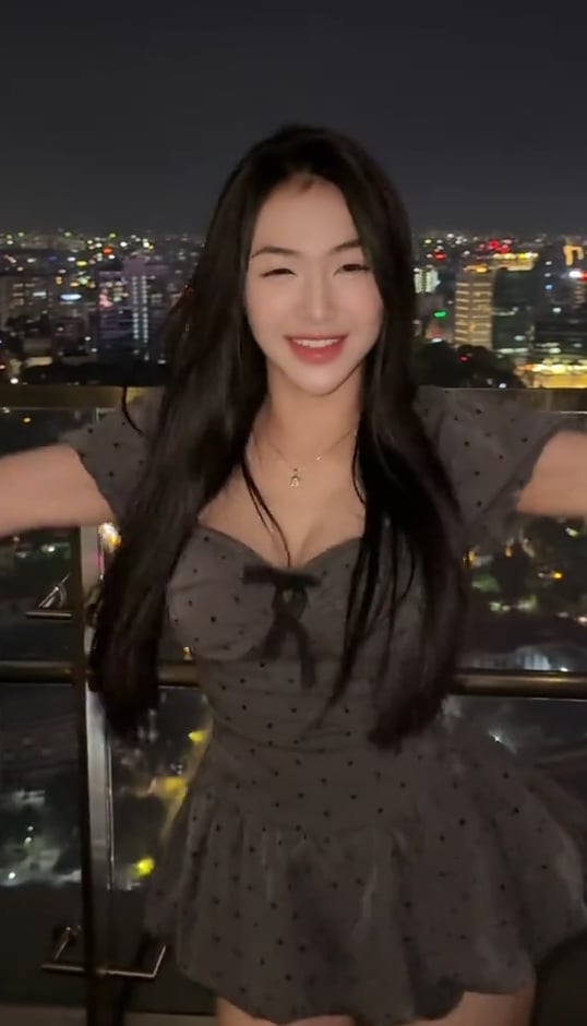 Trần Hà Linh showing off her style