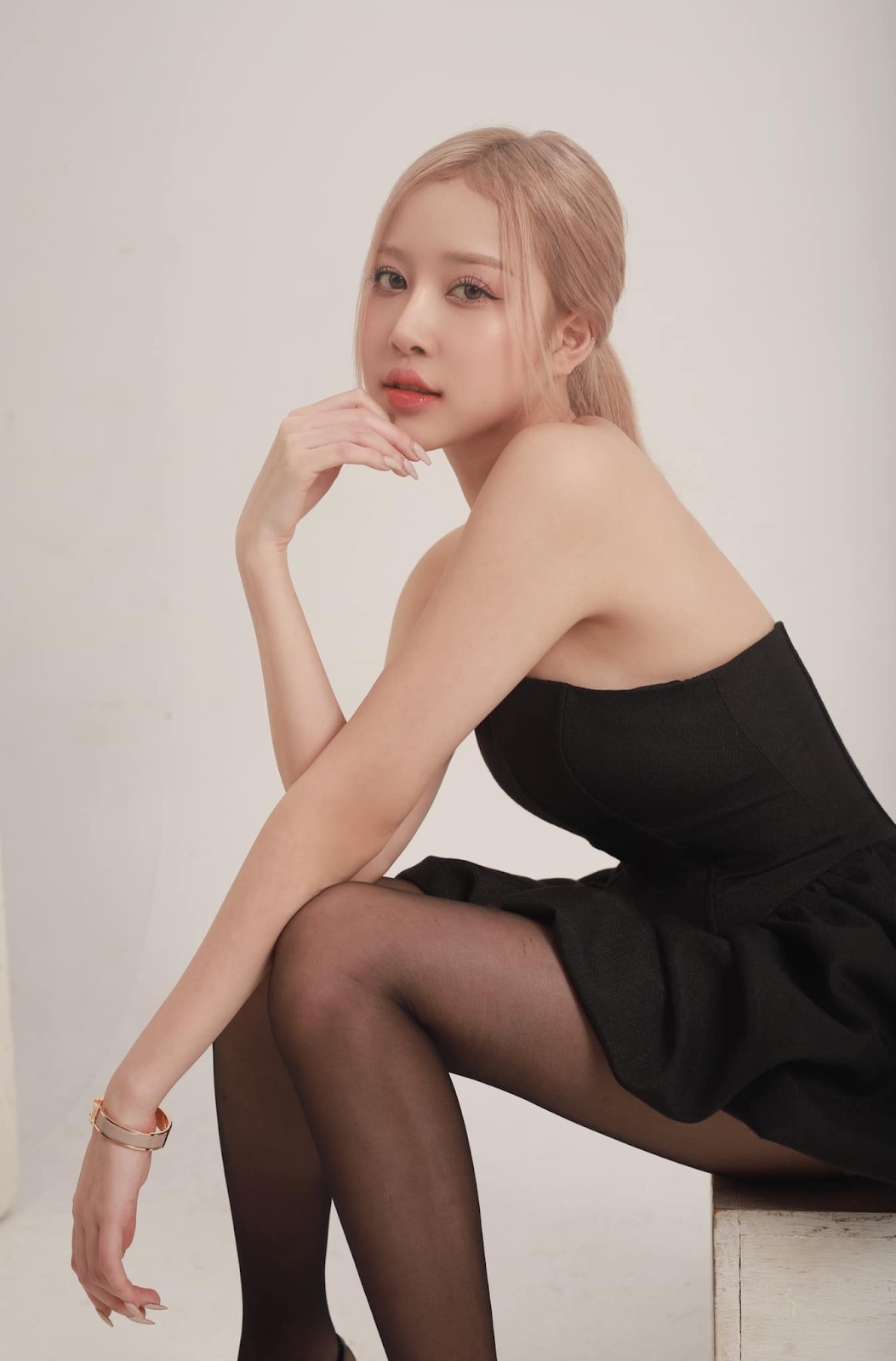 Vietnam’s Rosé Stuns Fans with Hot Bikini Looks 1 1690859663520396877193