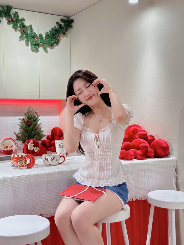 MC Linh Nắng Surprises Fans with a Rare TikTok Dance on Stream 5 Hoàng Dương