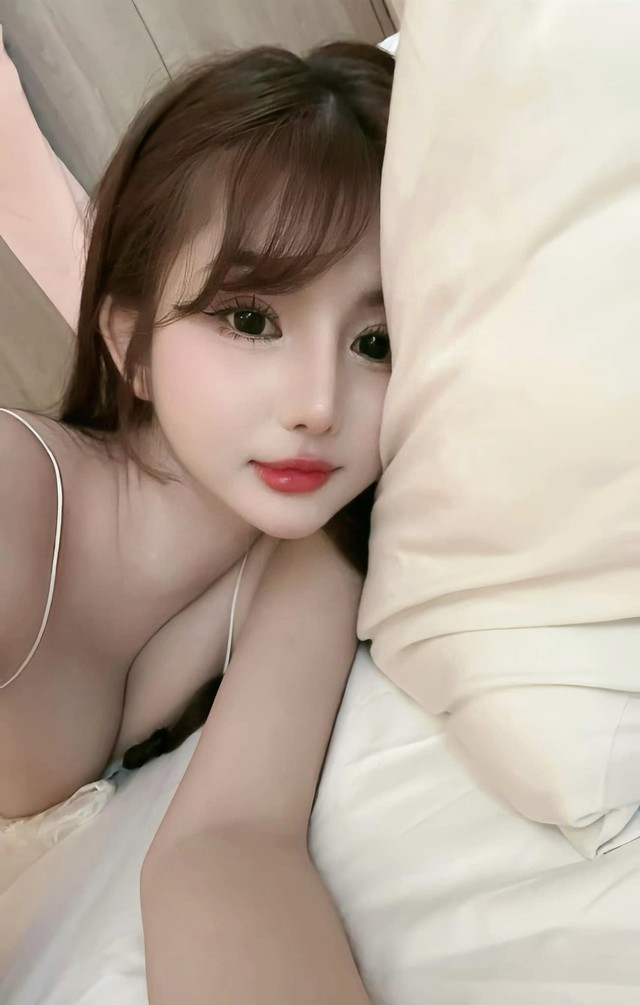 Huỳnh Mai Linh modeling in stylish outfit