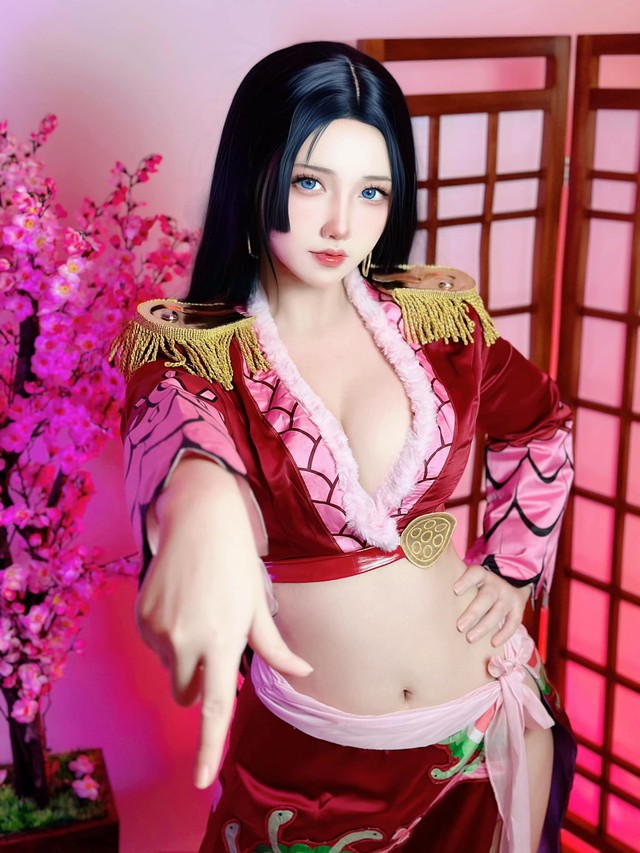 Indonesian Cosplayer Stuns Fans with Hot One Piece Duo 5 Azulacan's Nico Robin cosplay with confident pose