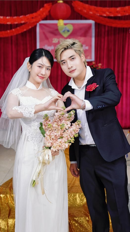 Lê Bống Moves Fans with Simple Wedding Dress Look 5 Lê Bống and co-star in wedding scene