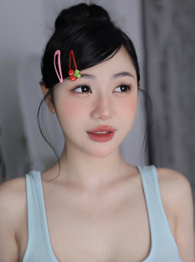 Trần Hà Linh with friends