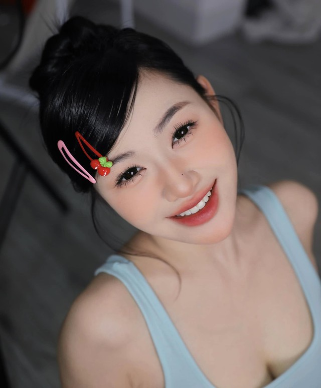 Trần Hà Linh smiling