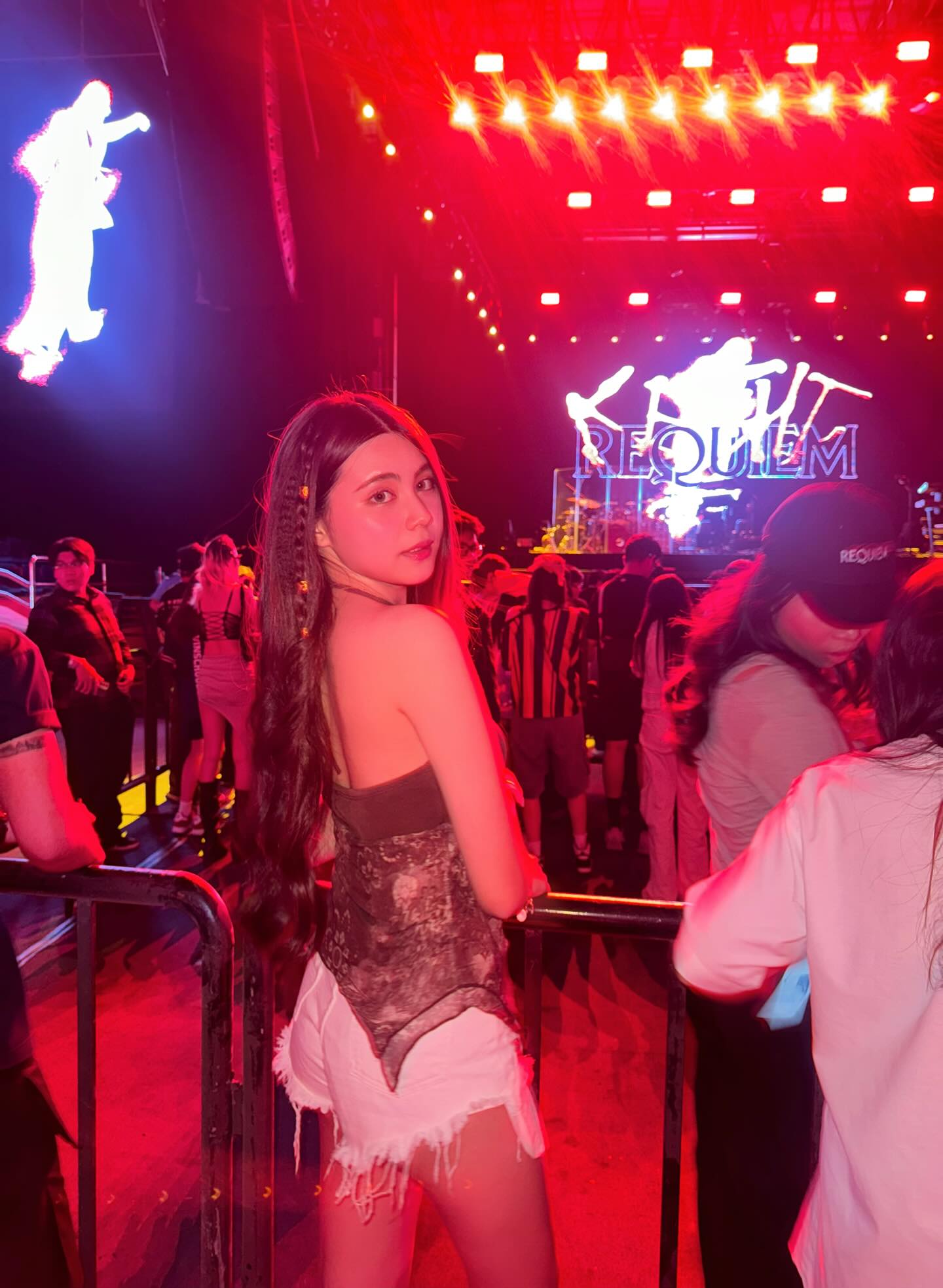 Hạt Dẻ Stuns Fans with Her Bold Style at 16 2 Hạt Dẻ's look at a music night out with friends.