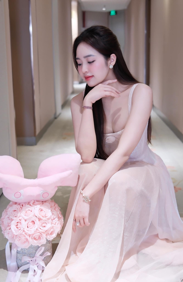 Lê Phương Anh confident pose