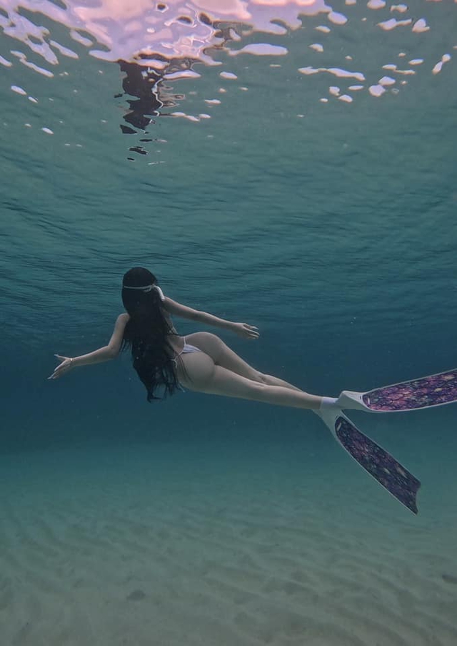 Võ Ngọc Trân Stuns Fans With Sexy Underwater Photos 4 Võ Ngọc Trân underwater pose