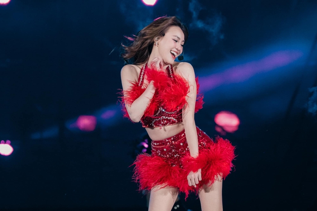 Ninh Dương Lan Ngọc Shines as MU Lục Địa VNG’s Stunning New Face 6 Ninh Dương Lan Ngọc stylish outfit
