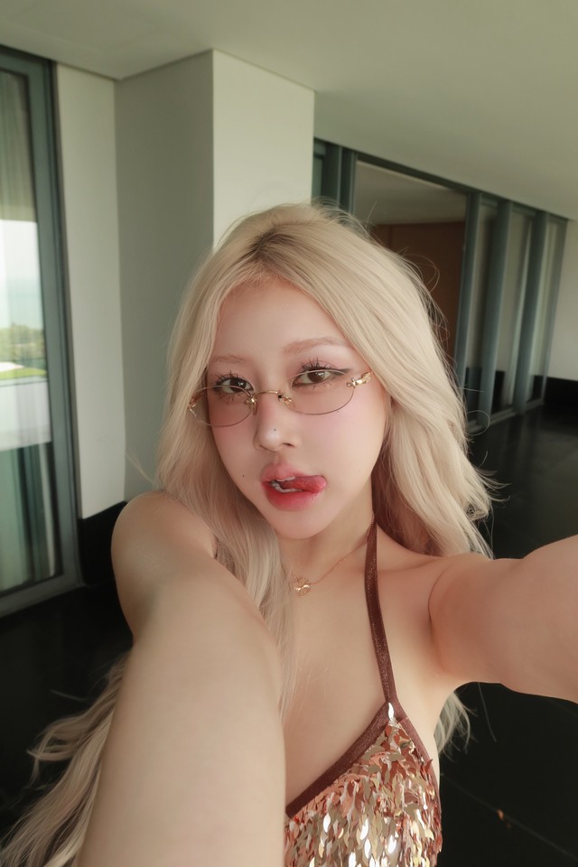 Vietnam’s Rosé Stuns Fans with Hot Bikini Looks 5 48637936519230987684419371221267672319643977n 1742958605140646879764