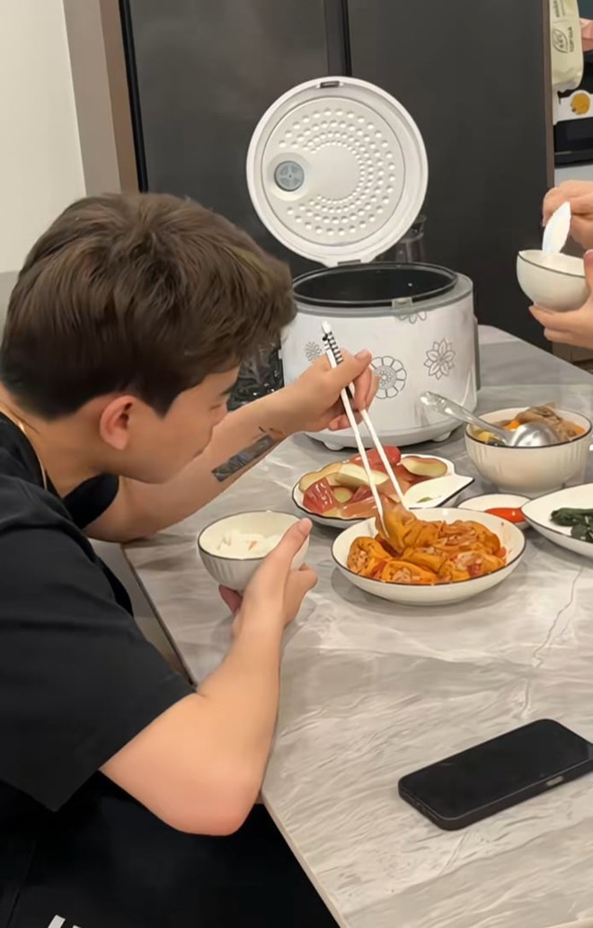 Lyly Sury Clears Up Rumors About Living With TikTok Boyfriend 3 Lyly Sury and Soanh Tran close moments
