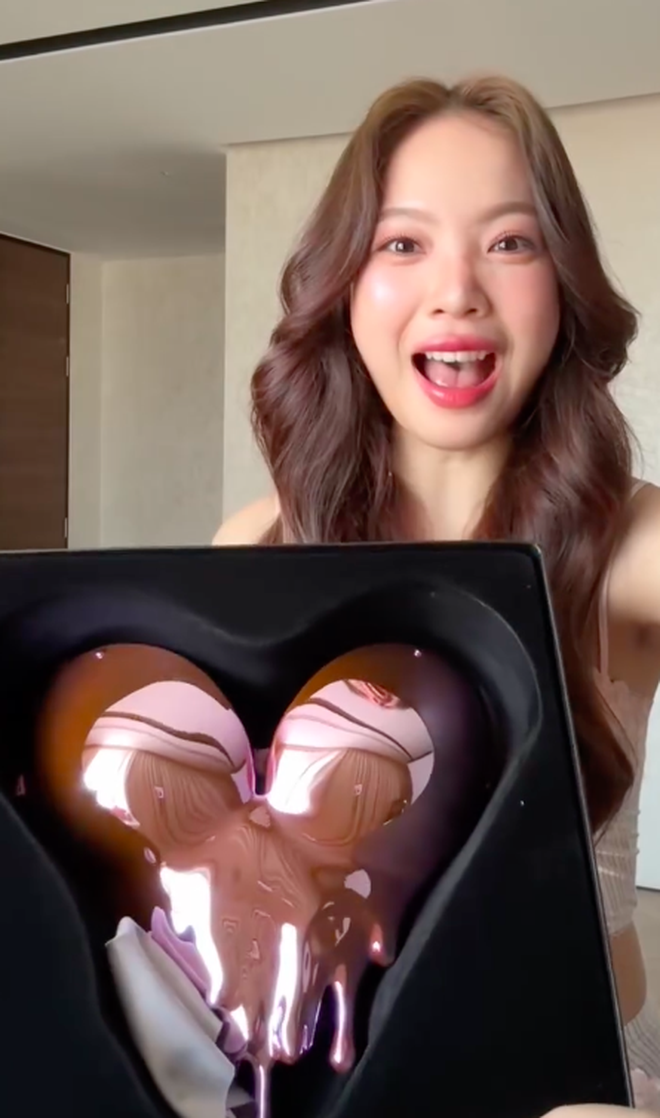 Thai influencer openly tests new lingerie live, drawing 31 million views - Image 1.