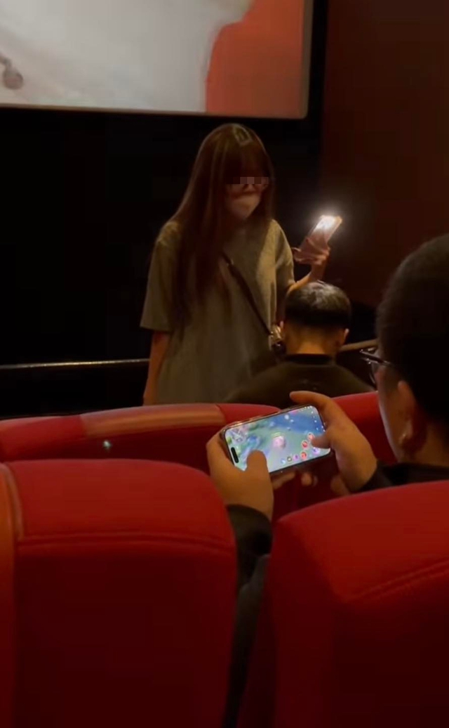 Gamer Stays Cool Playing Mobile Legends Amid Movie Theater Drama 3 Focused gamer playing Mobile Legends