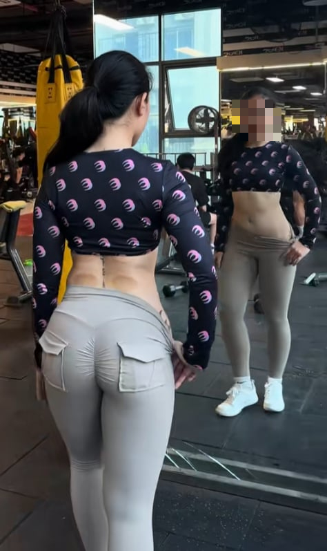 Gym Girl’s Strange Move Sparks Online Curiosity 3 TikToker posing in gym mirror