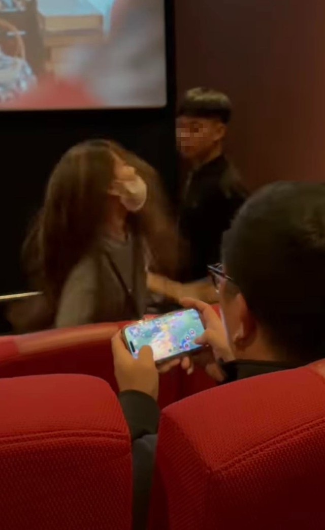 Gamer Stays Cool Playing Mobile Legends Amid Movie Theater Drama 4 Mobile Legends gameplay screenshot