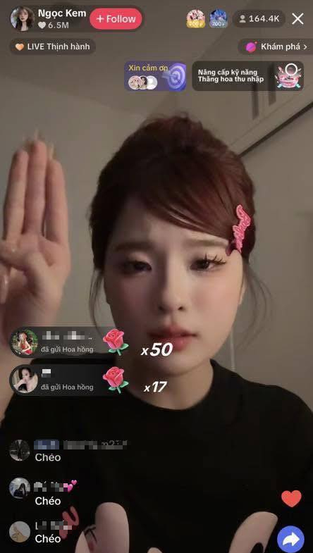 Ngọc Kem emotional during livestream