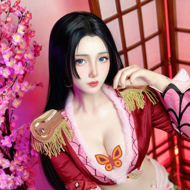 Indonesian Cosplayer Stuns Fans with Hot One Piece Duo 4 Azulacan's sexy Boa Hancock cosplay