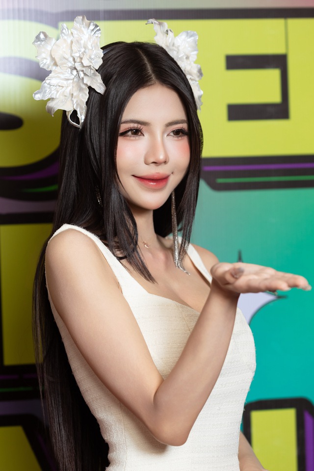 Mai Dora Premieres Game-Themed Short Film at 30th Birthday 7 Mai Dora interacting with fans at the premiere
