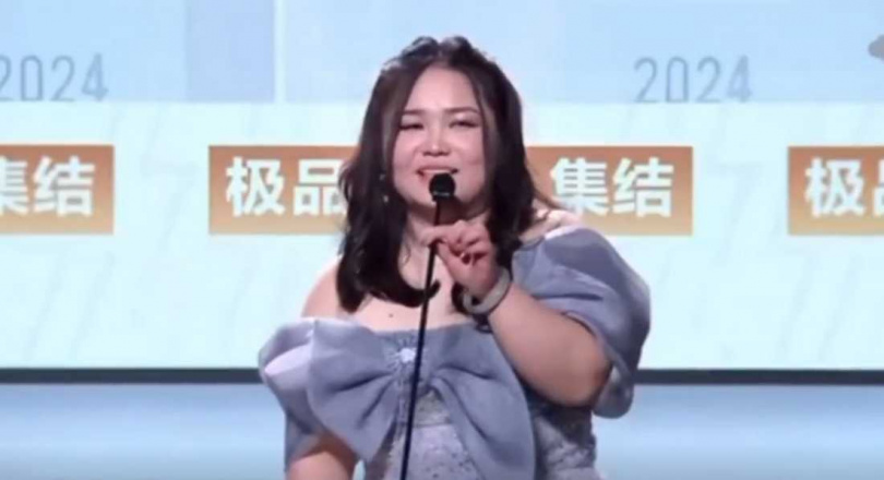 Tiêu Sùng accepting award on stage