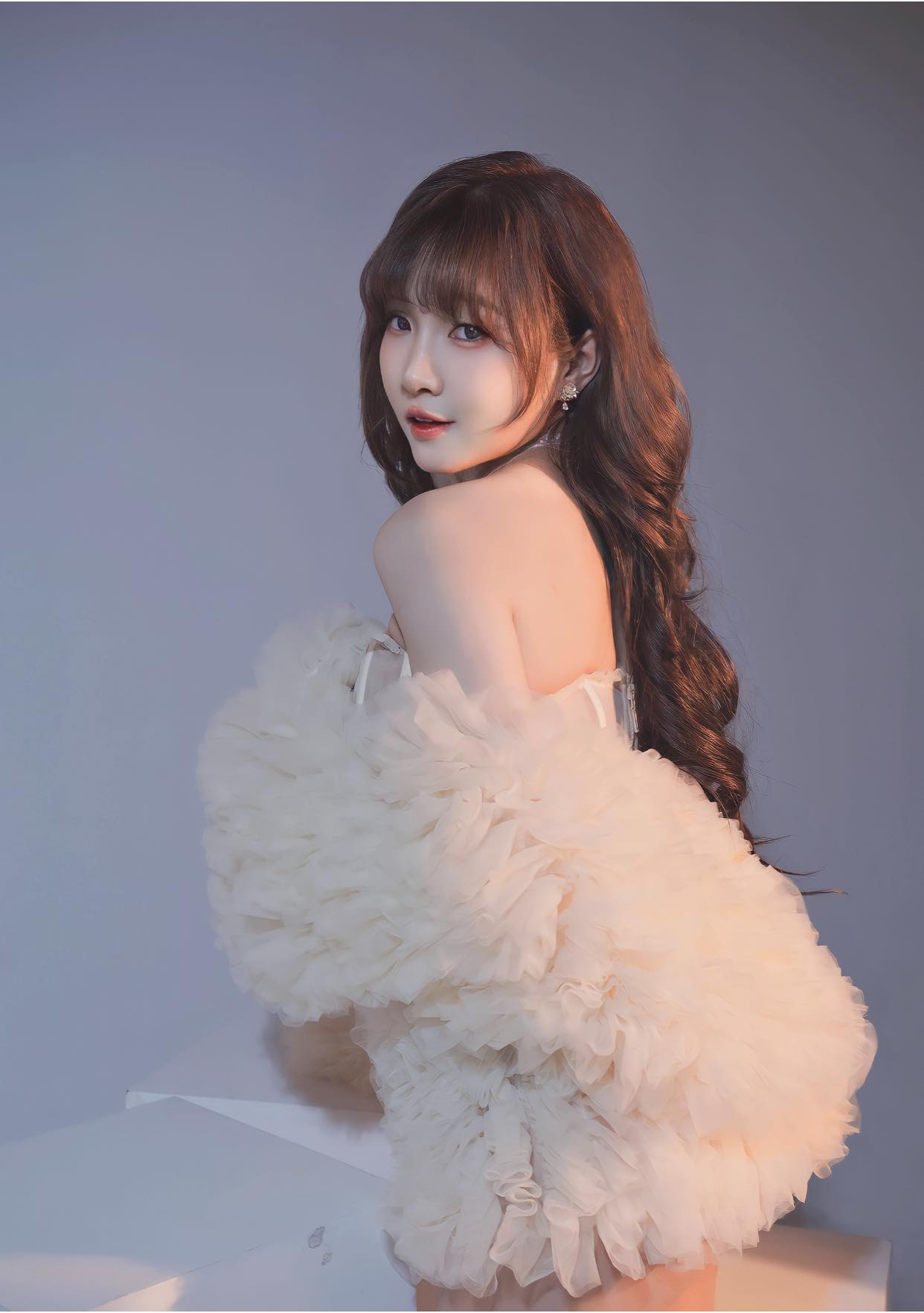 Như Hexi smiling warmly