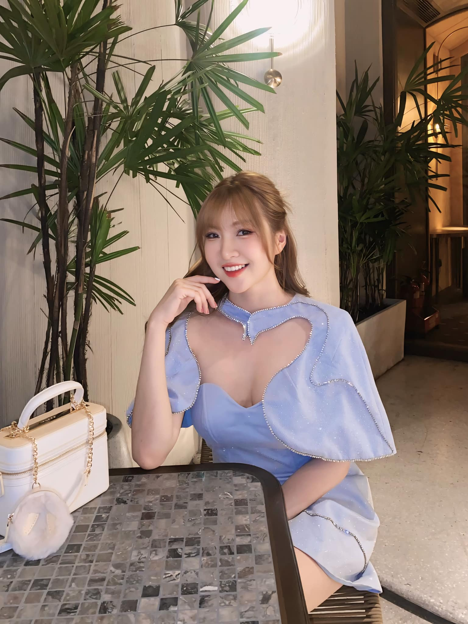 Như Hexi waving goodbye