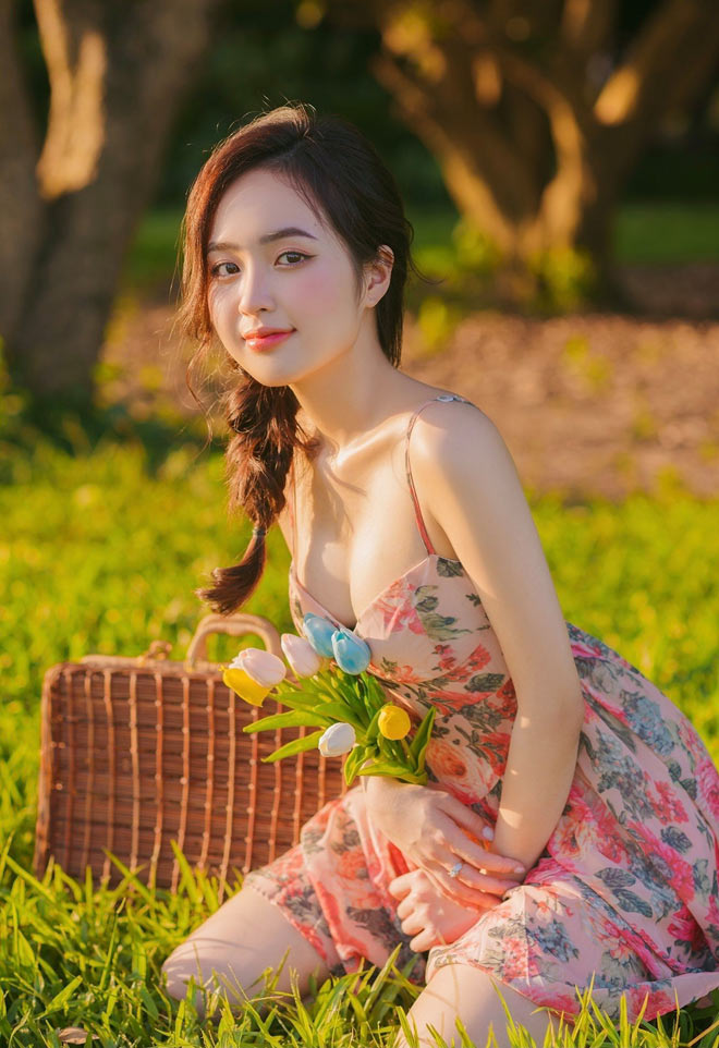 Lê Phương Anh and her sister viral photo