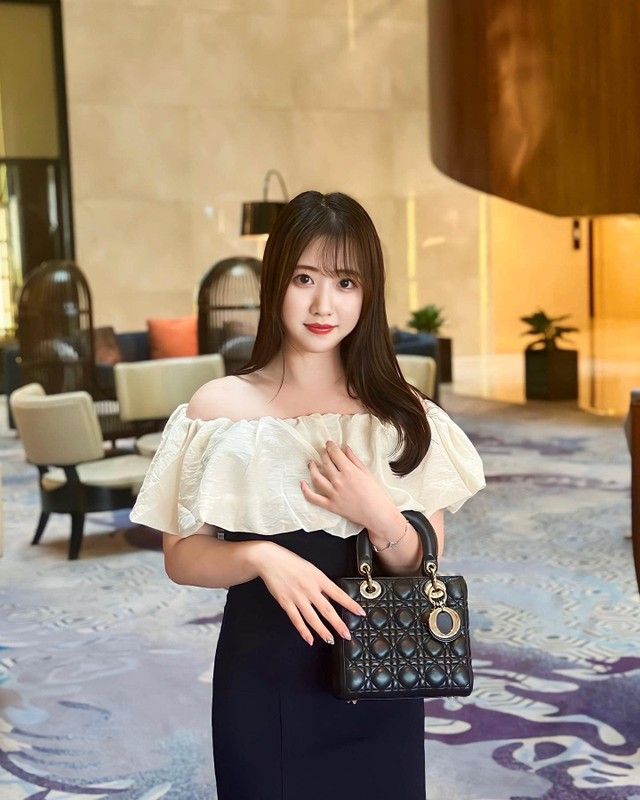 Sao Mai posing confidently in stylish outfit