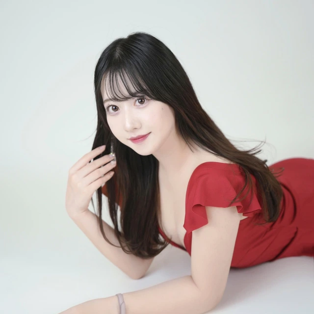 Sao Mai showing off her figure in casual wear