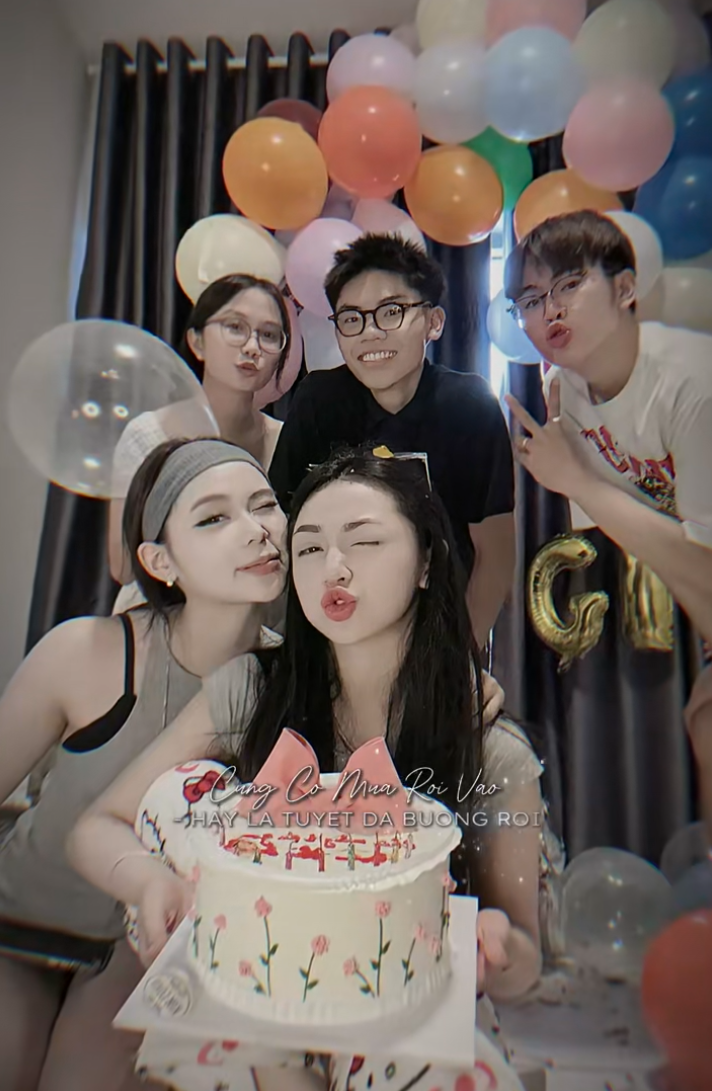 Trần Hà Linh celebrating with friends