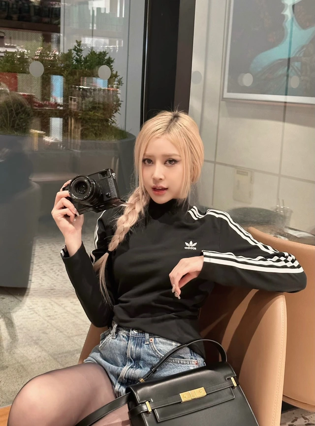 Vietnam’s Rosé Stuns Fans with Hot Bikini Looks 2 photo 1742958498535 1742958498962498428123