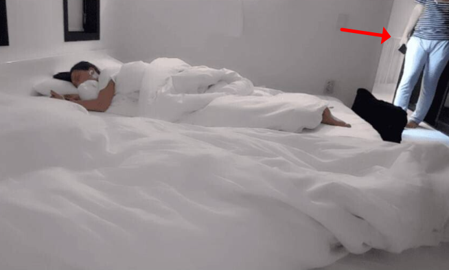 Streamer Falls Asleep on Live Stream, Stranger Sneaks Into Room 2 Stranger caught on stream