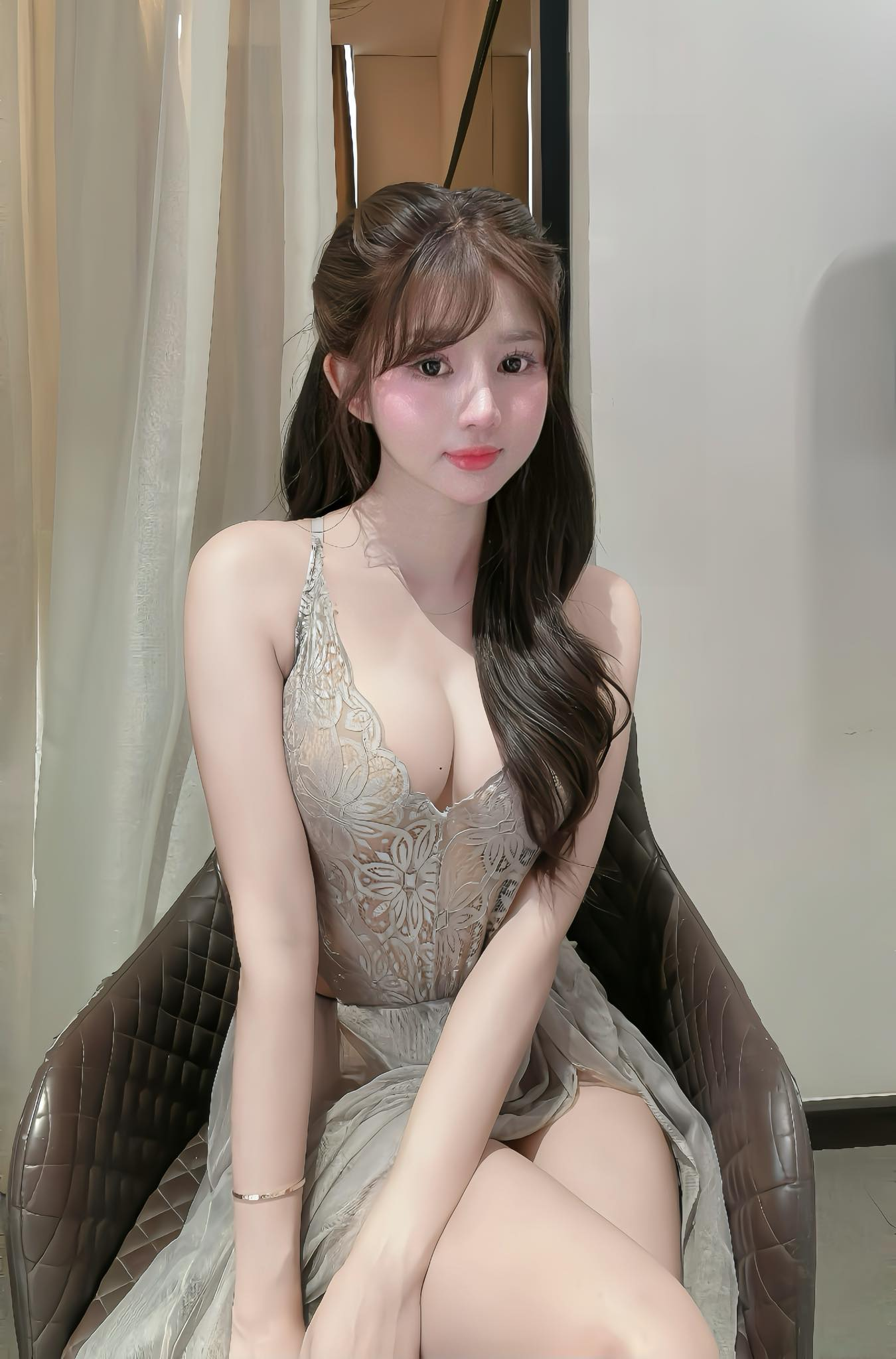 Huỳnh Mai Linh posing confidently