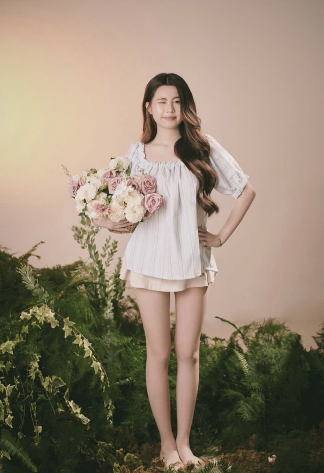 Hạt Dẻ Stuns Fans with Her Bold Style at 16 5 Hạt Dẻ shows off her long legs in her latest photo shoot