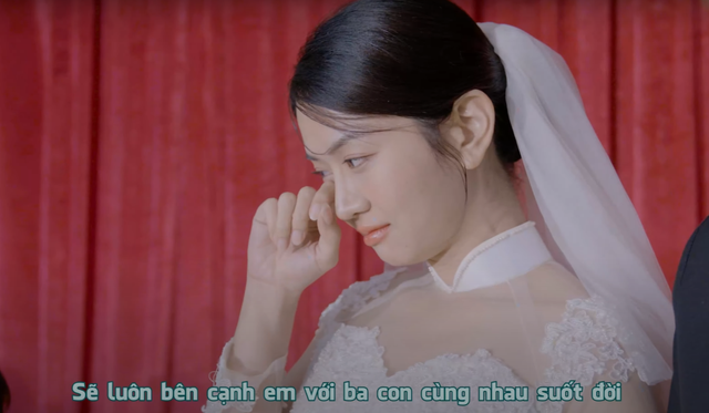 Lê Bống Moves Fans with Simple Wedding Dress Look 2 Lê Bống smiling in wedding dress