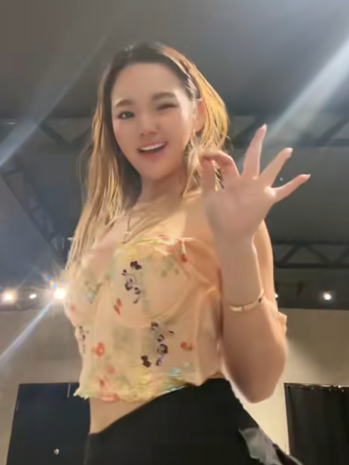 Streamer Frincess Wows Fans with Mirror Dance Video 6 Frincess casual look