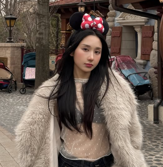 Mina Young fashion pose