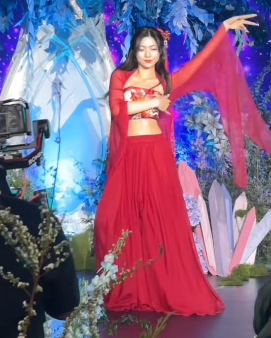 Streamer Win.D and Bống’s Stunning Dance at Their Wedding 8 Guests enjoying the dance