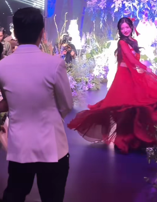 Streamer Win.D and Bống’s Stunning Dance at Their Wedding 5 Bống performing on stage