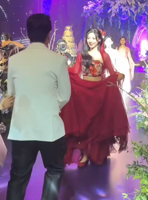 Streamer Win.D and Bống’s Stunning Dance at Their Wedding 7 Wedding stage performance