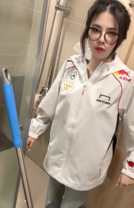 Mai Dora Stuns Fans with Smooth New Trend Video 3 Mai Dora in a chic outfit